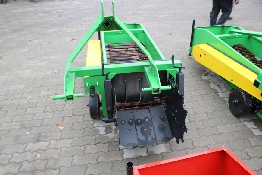 Картоплекопалка Bomet (Бомет) транспортерна для мінітрактора 1-рядна польська 93 фото